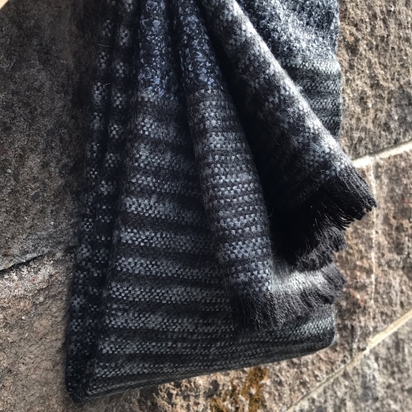 NWOT Tex by Max Azria wool-like grey scarf - Picture 10 of 13